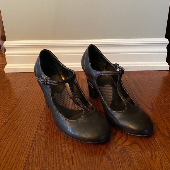 Mudd Flapper Brown T-Strap Heels - Picture 1 of 7